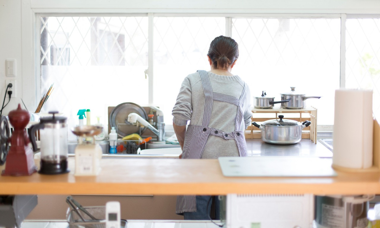 台所で作業をする女性スタッフ